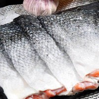 三文魚(yú)皮新鮮分割三文魚(yú)帶魚(yú)皮邊角料碎肉可做寵物貓狗糧5斤