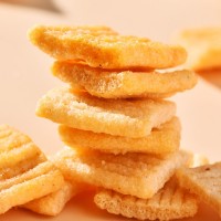 小零食批發(fā)廠家小鍋巴零食香辣麻辣味批發(fā)整箱散裝包裝膨化食品