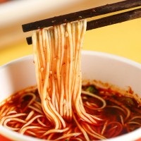 重慶小面桶裝麻辣小面方便面整箱批發(fā)速食夜宵懶人泡面酸辣粉桶裝